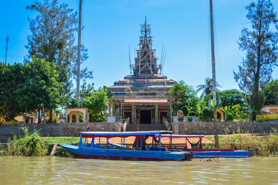 temple en construction au village de kampong phluk tonle sap