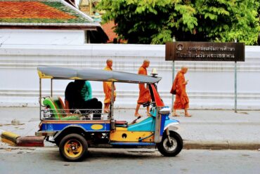 tuk tuk et moines wat pho bangkok edit