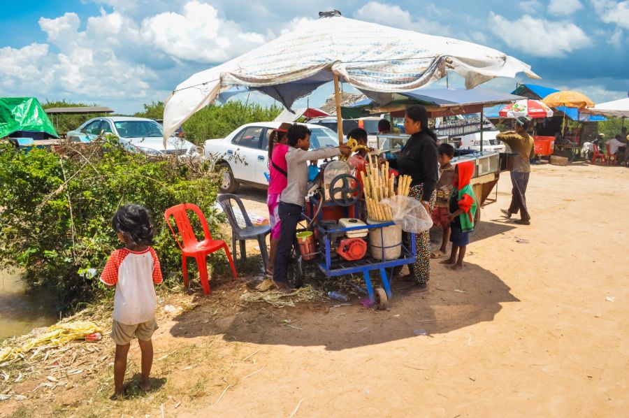 vendeuse ambulante vers kampong phluk tonle sap