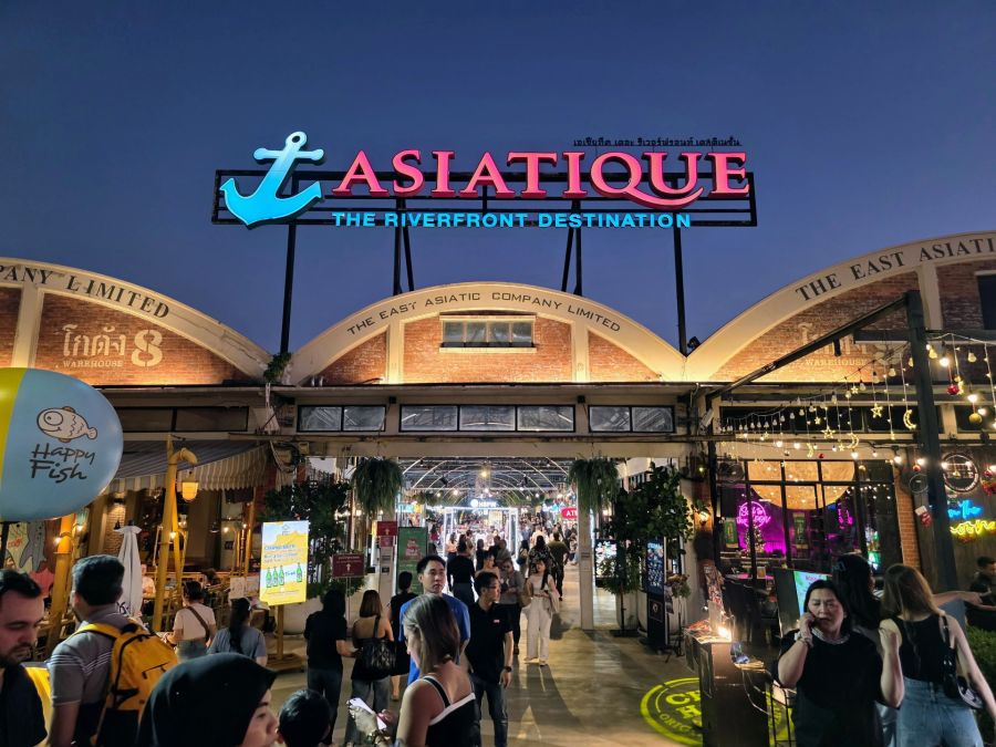 Entrée nocturne animée du marché Asiatique à Bangkok