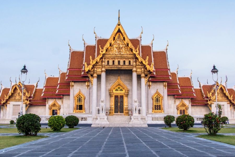 Façade dorée d’un temple bouddhiste thaïlandais à Bangkok