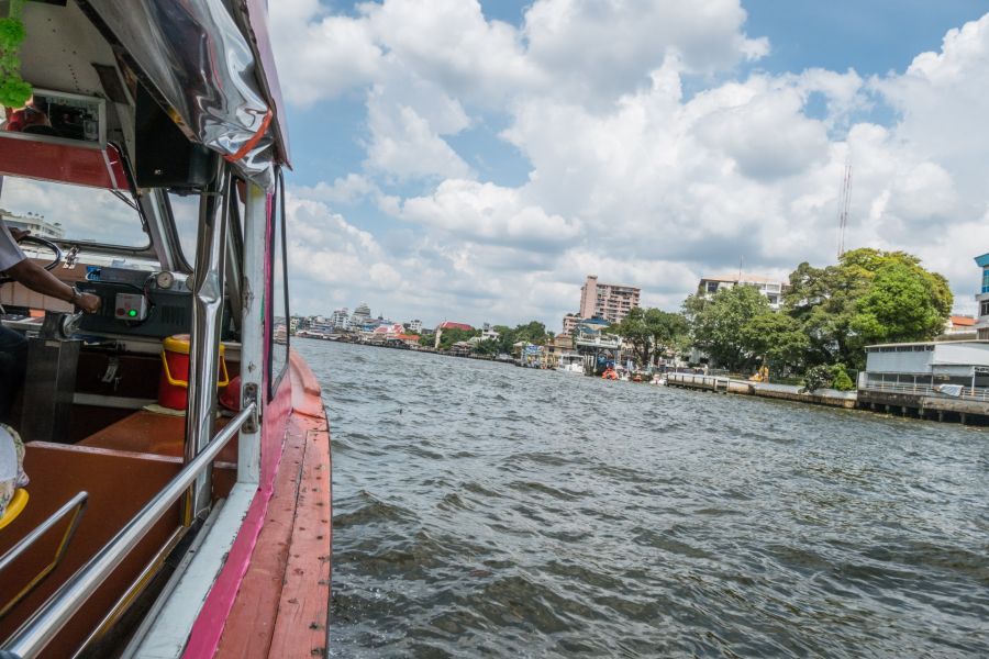 Vue depuis un bateau sur un fleuve urbain thaïlandais