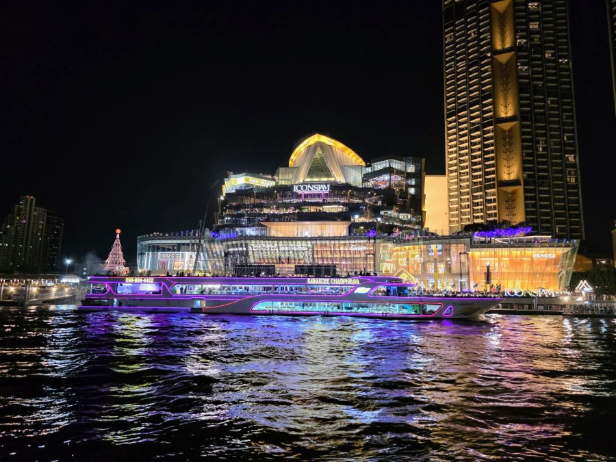 Bateau illuminé devant le centre commercial ICONSIAM à Bangkok