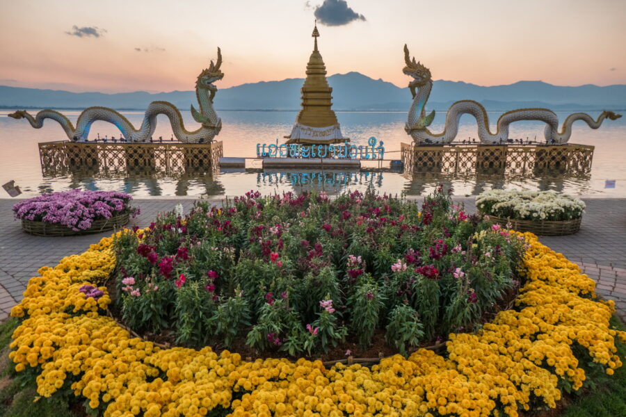 coucher de soleil et nagas lac de phayao