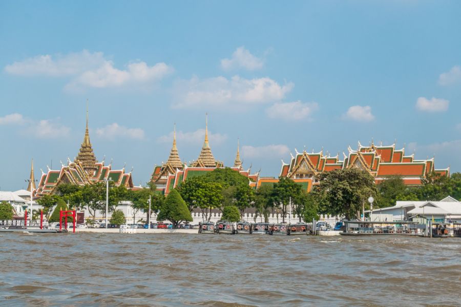 Temple Wat Phra Kaew au bord du fleuve à Bangkok