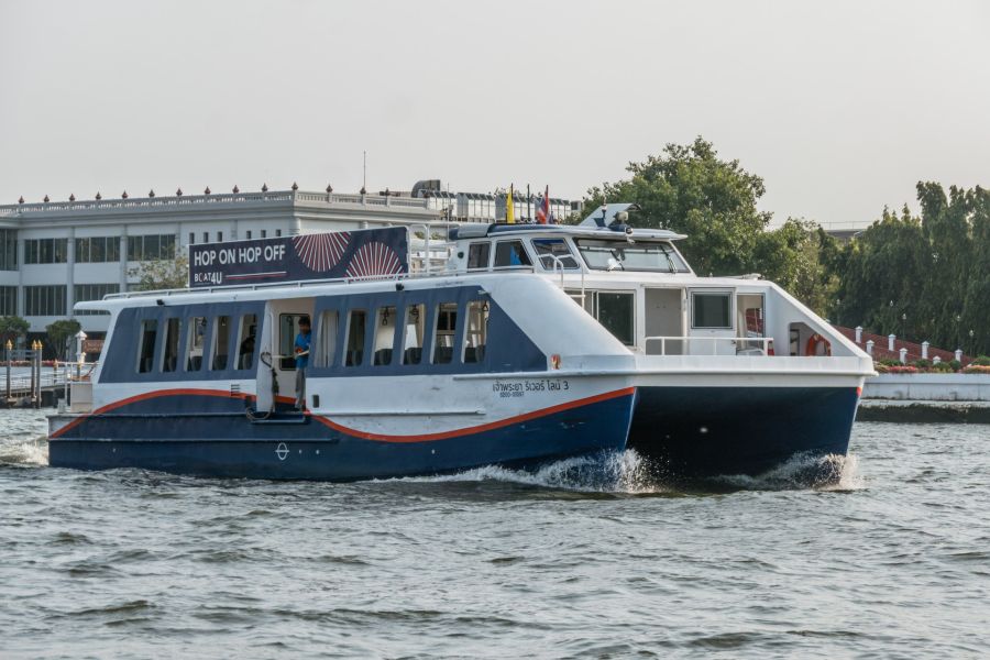 Bateau touristique Hop On Hop Off sur un fleuve