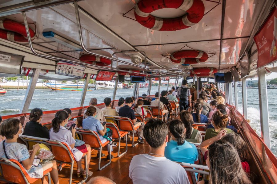 Passagers à bord d'un bateau-bus sur un canal thaïlandais