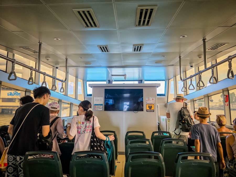 interieur dun ferry thai smile boat bangkok
