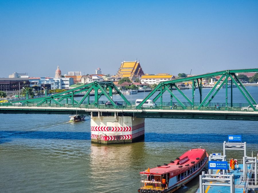 Pont Memorial à Bangkok, temple et bateau sur le fleuve