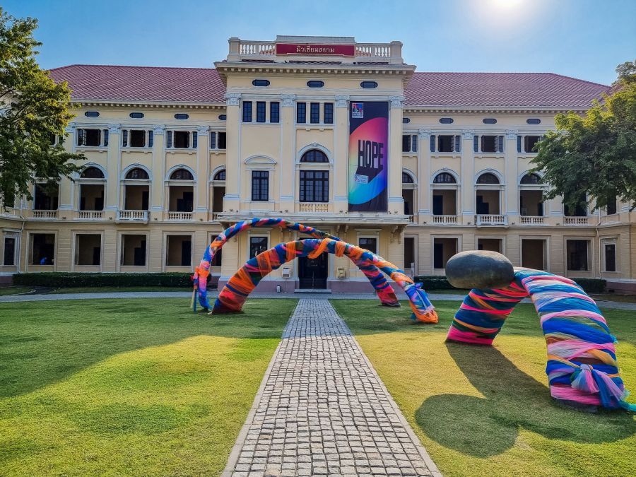 Sculptures colorées devant le musée du Siam à Bangkok