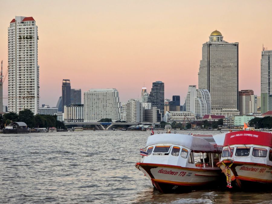 Bateaux sur le fleuve Chao Phraya à Bangkok