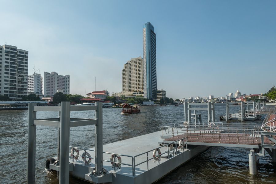 Quai flottant sur le fleuve Chao Phraya à Bangkok
