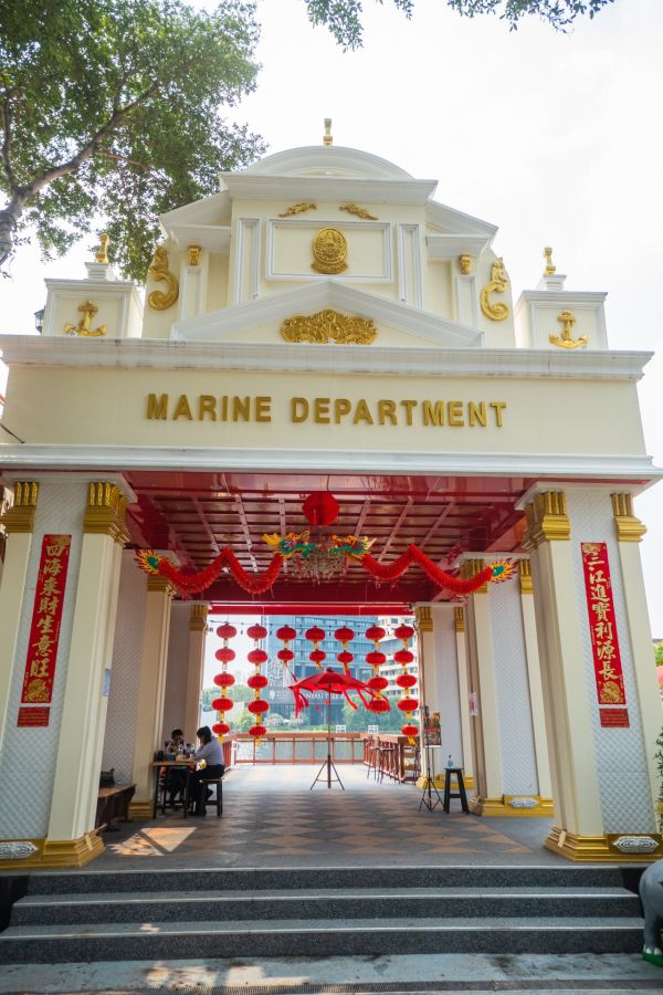 Entrée du Marine Department décorée de lanternes rouges chinoises