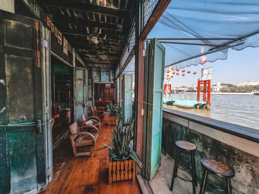 Terrasse rustique au bord du fleuve avec bateaux