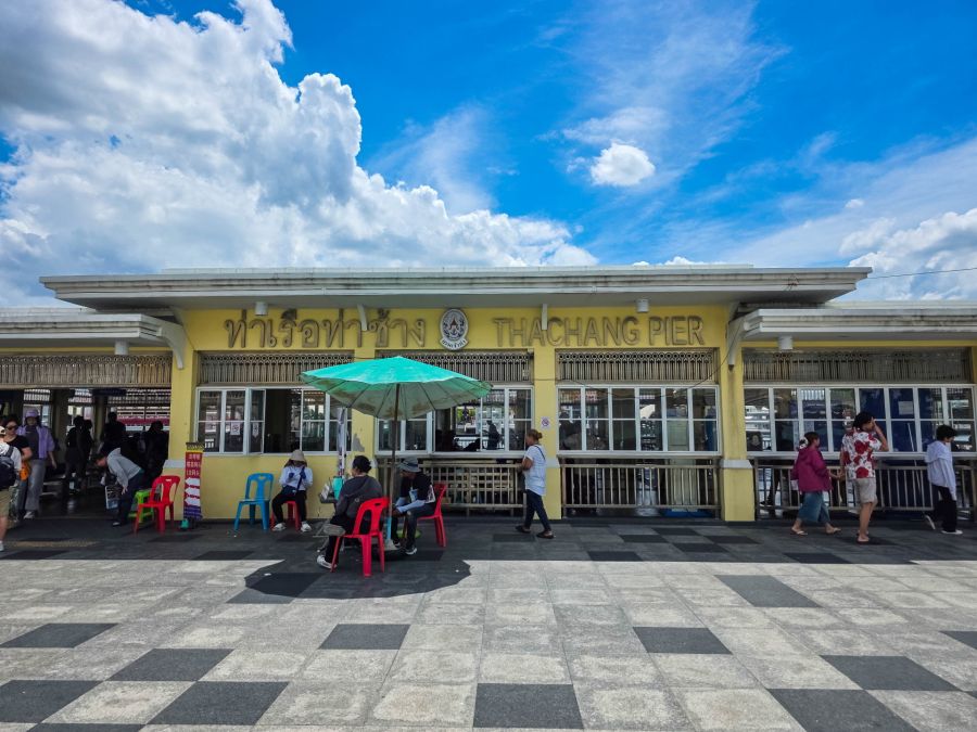 Entrée de l’embarcadère Tha Chang à Bangkok sous ciel bleu