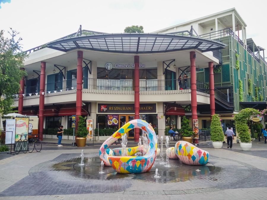 Fontaine colorée devant un restaurant dans un centre commercial