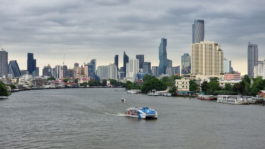 Bateau sur le fleuve Chao Phraya devant Bangkok
