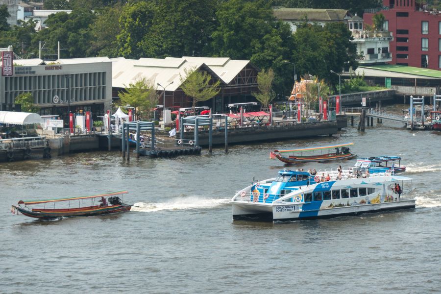 Bateaux touristiques sur le fleuve Chao Phraya à Bangkok