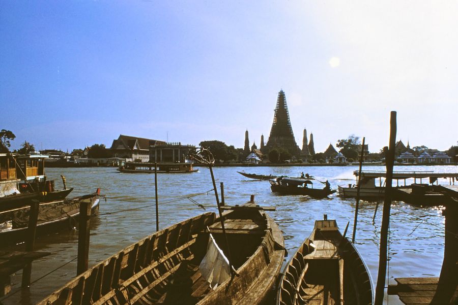 Bateaux sur le fleuve devant le temple Wat Arun