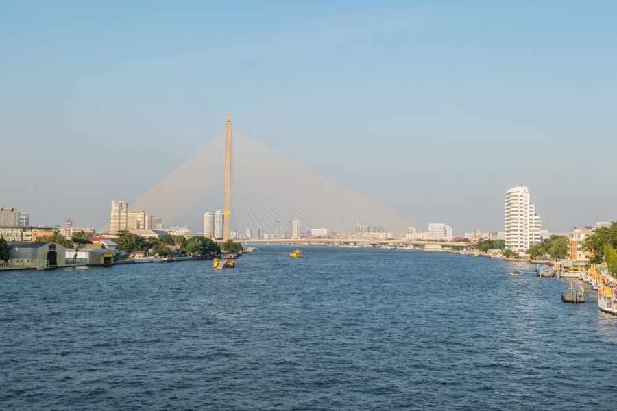 Pont Rama VIII sur le fleuve Chao Phraya à Bangkok