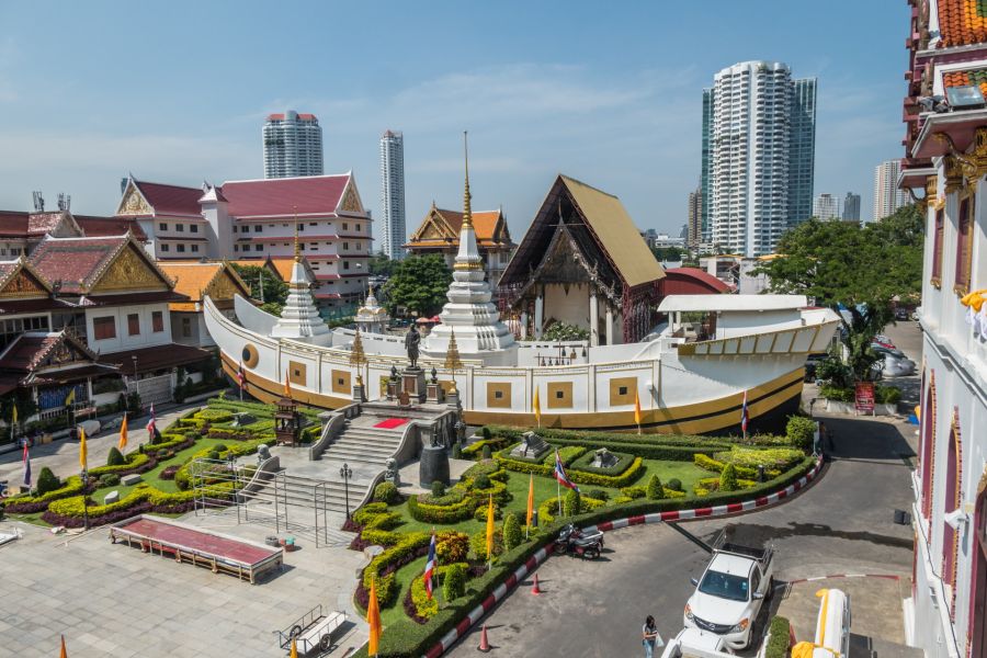 Temple bouddhiste thaïlandais face aux gratte-ciel urbains