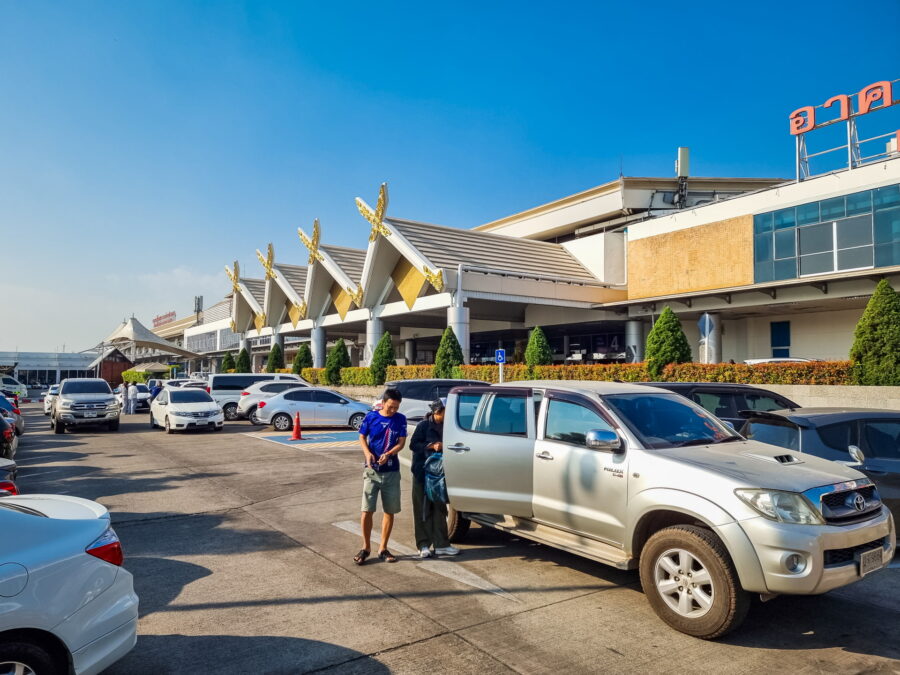 devant aeroport international de chiang mai