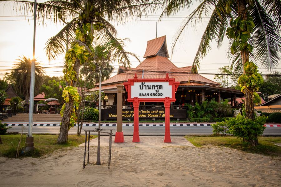 Entrance to the Baan Grood Paradise Resort lined with palm trees