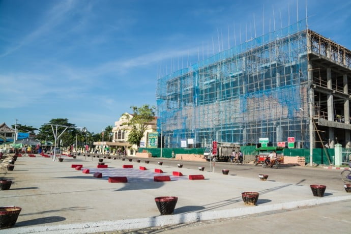 mairie de pathein et batiment en construction du deviendra l'ocean supercenter.