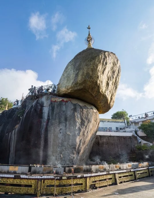 golden rock balancing in kyaiktiyo burma