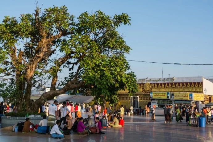 kyaiktiyo gold rock burma