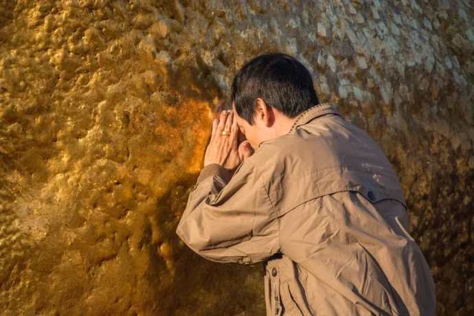 kyaiktiyo gold rock burma