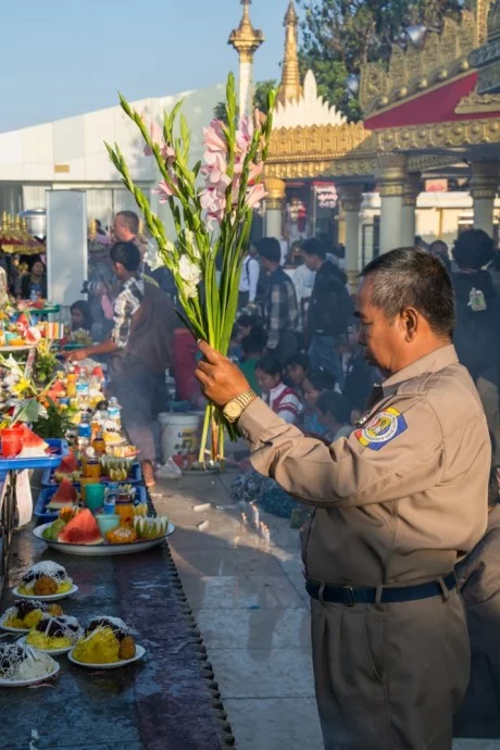 kyaiktiyo gold rock burma