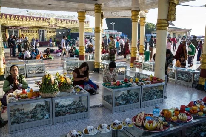 kyaiktiyo gold rock burma