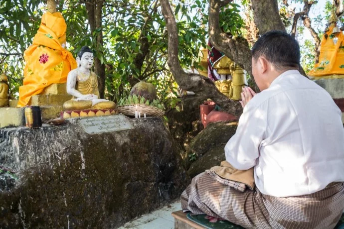 kyaiktiyo gold rock burma