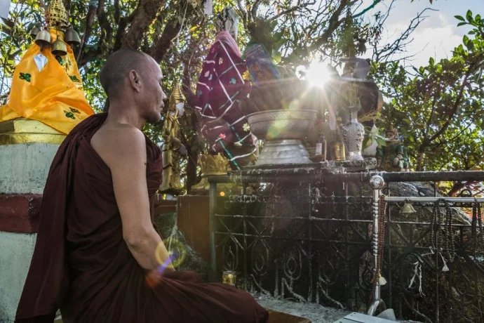 kyaiktiyo gold rock burma