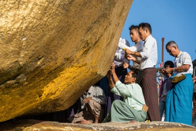 kyaiktiyo gold rock burma