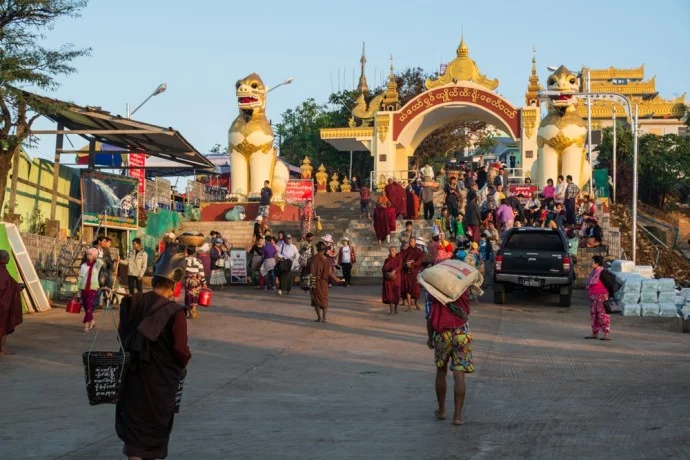 kyaiktiyo gold rock burma