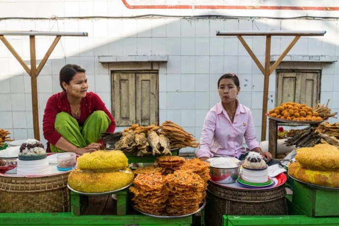 kyaiktiyo gold rock burma
