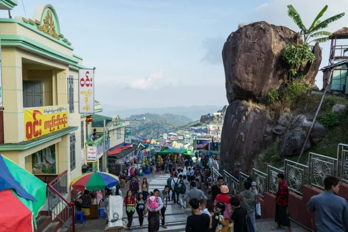 kyaiktiyo gold rock burma