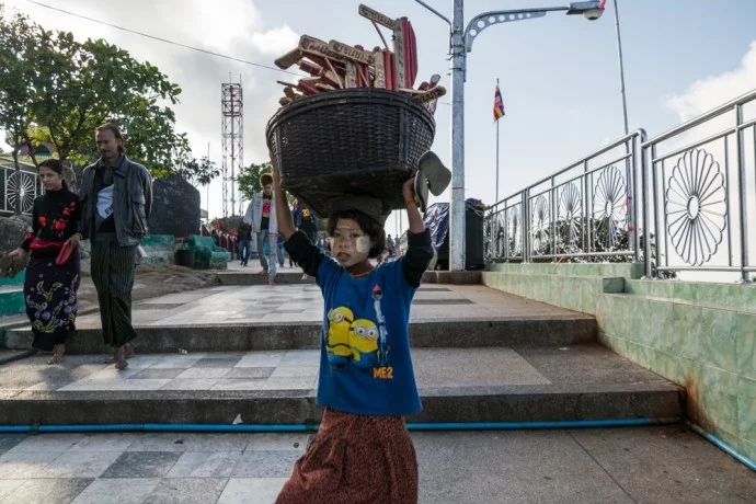 kyaiktiyo gold rock burma