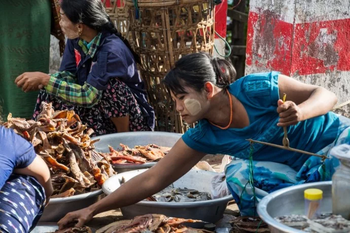 kyaiktiyo gold rock burma