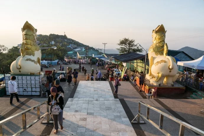 kyaiktiyo gold rock burma