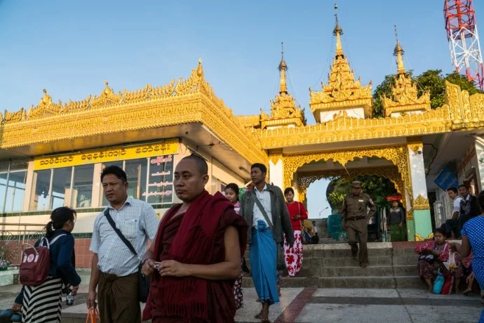 kyaiktiyo gold rock burma