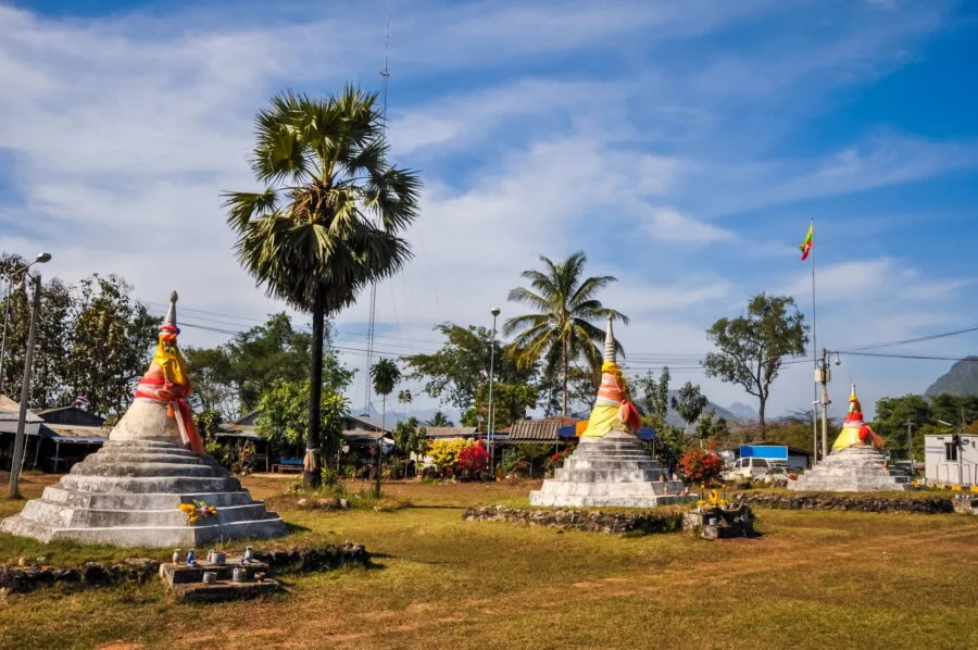 three pagodas pass burmese border sangkhlaburi