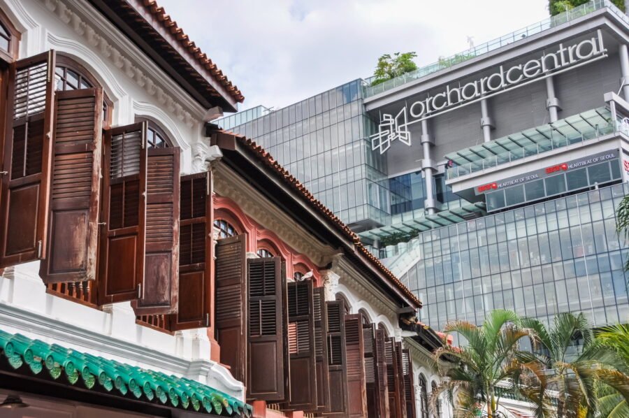 contraste avec vue sur orchard central singapour