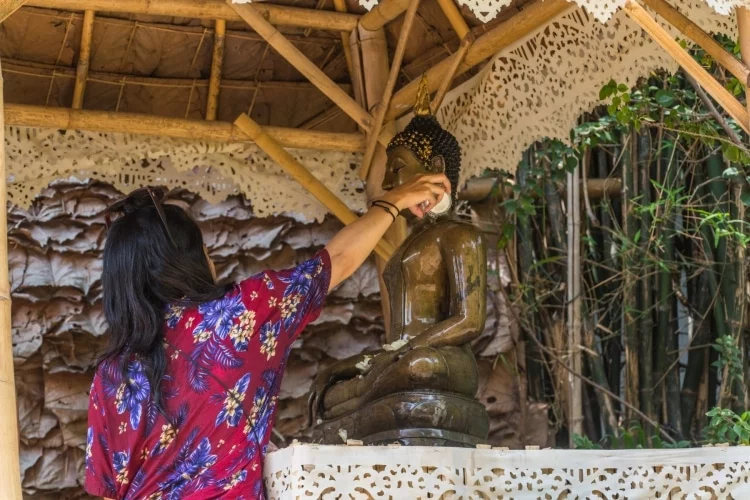thai pour water buddha songkran chiang mai