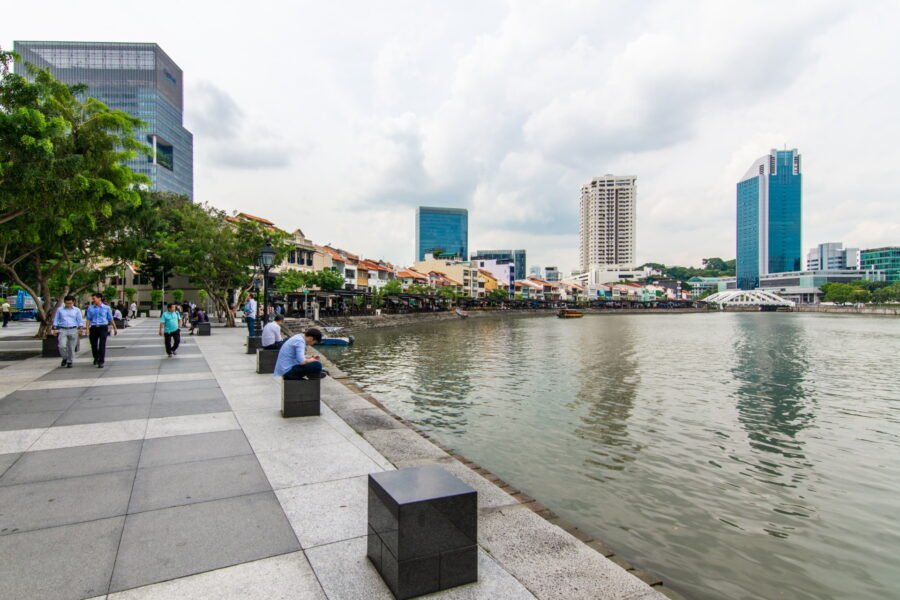 vue globale depuis boat quay riviere singapour