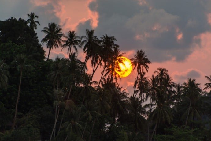 au coucher de soleil sur la plage d'ao suan yai à koh mak