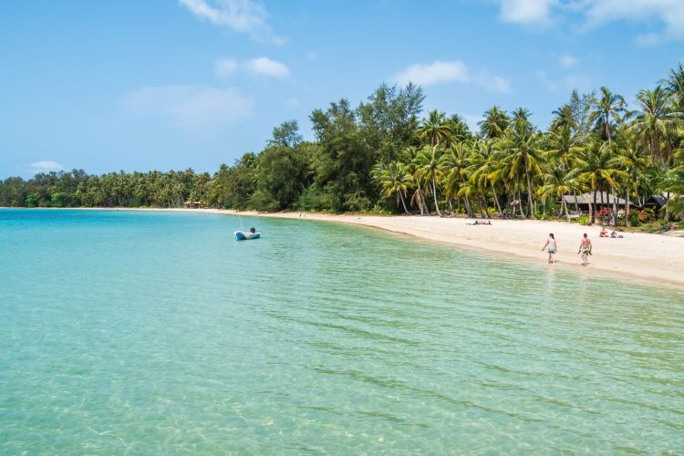 balade sur la plus belle plage de ko mak thailande