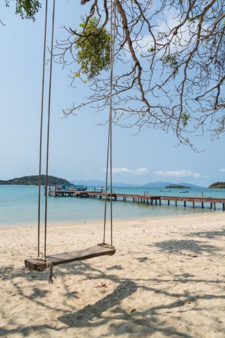 balancoire et ponton sur plage ao suan yai koh mak
